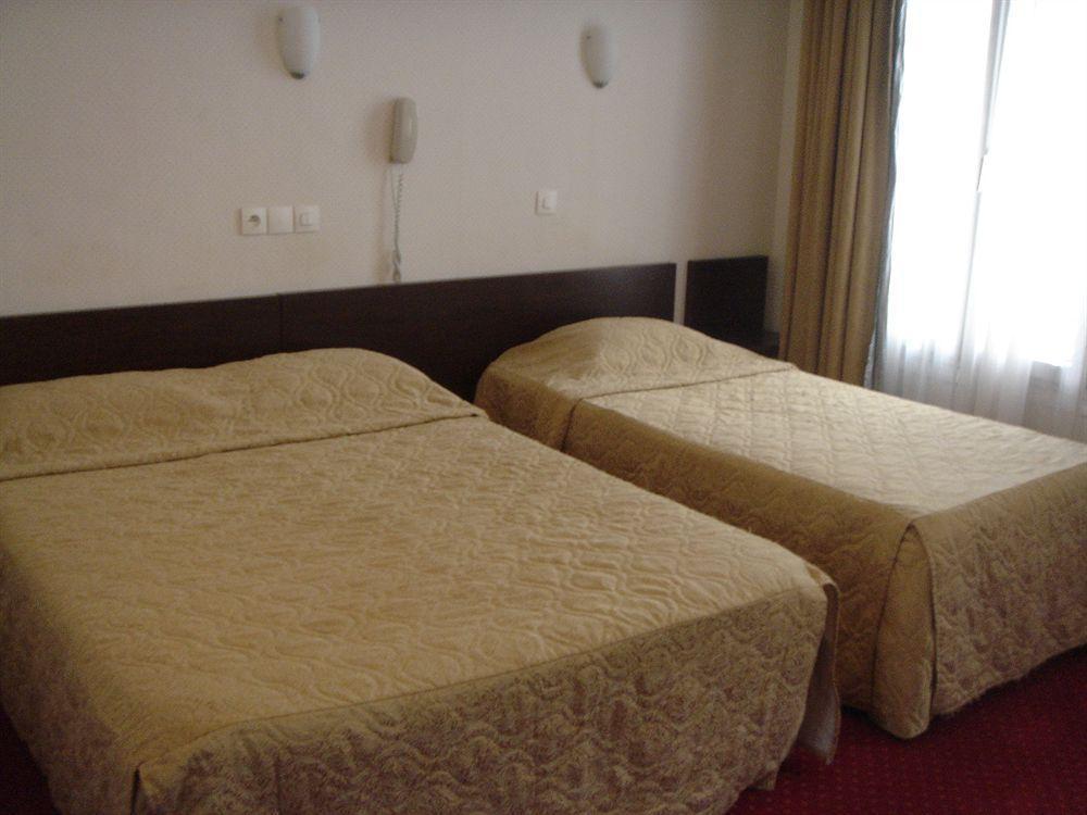 Hotel Des 3 Nations Париж Екстериор снимка