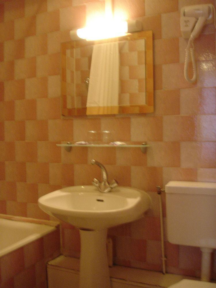 Hotel Des 3 Nations Париж Екстериор снимка
