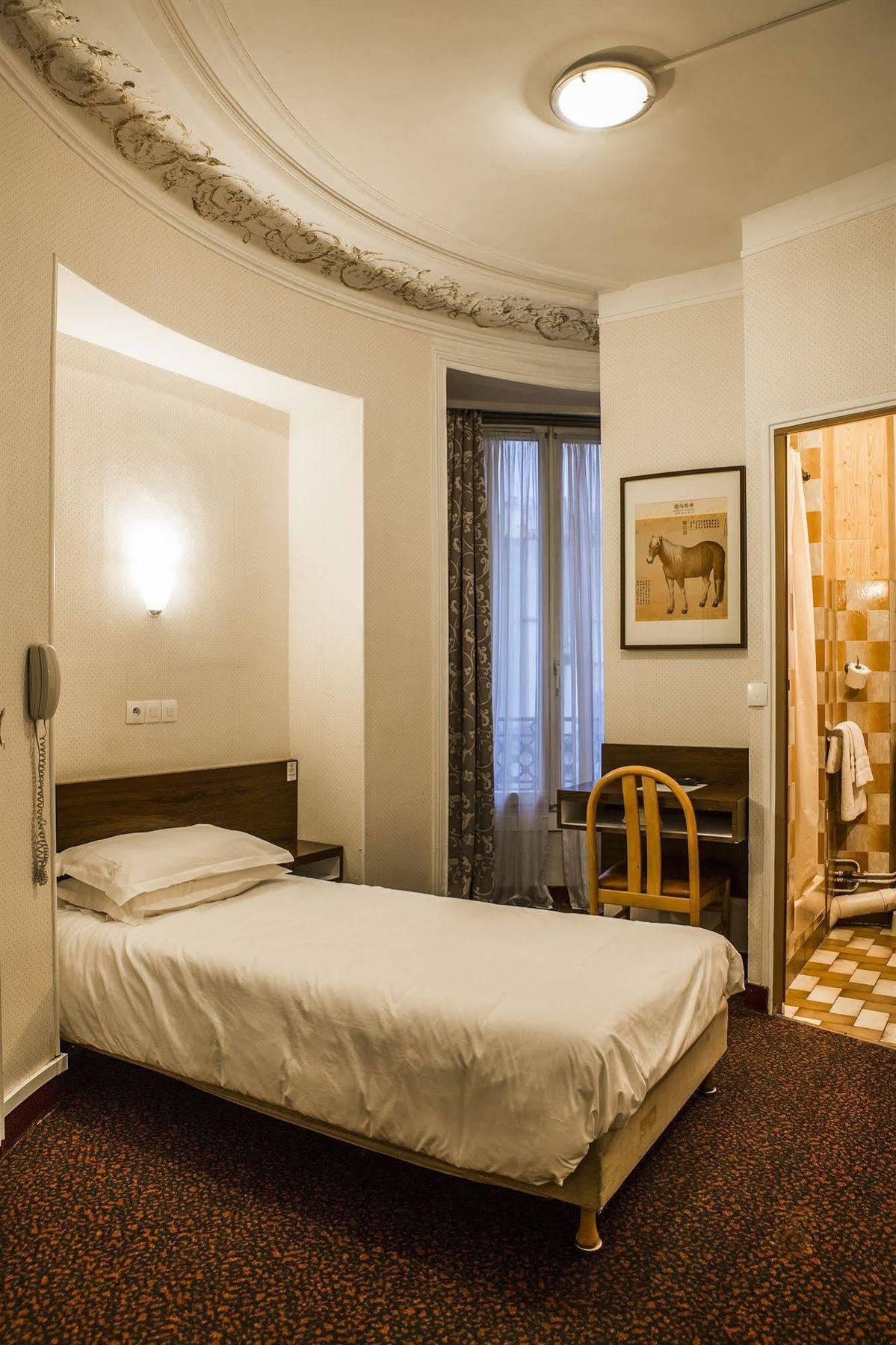 Hotel Des 3 Nations Париж Екстериор снимка