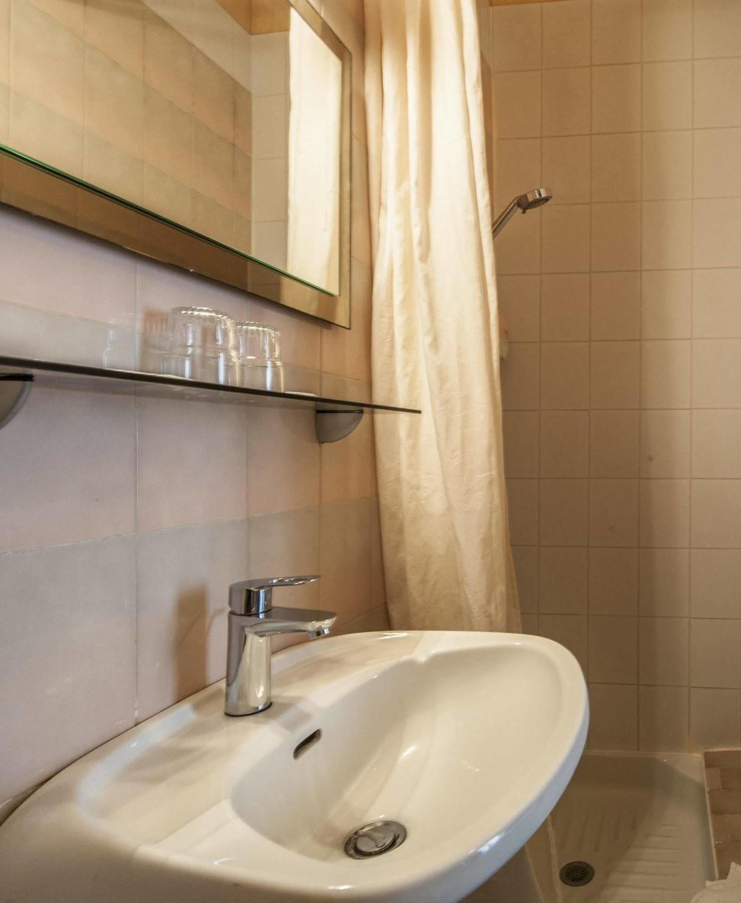 Hotel Des 3 Nations Париж Екстериор снимка