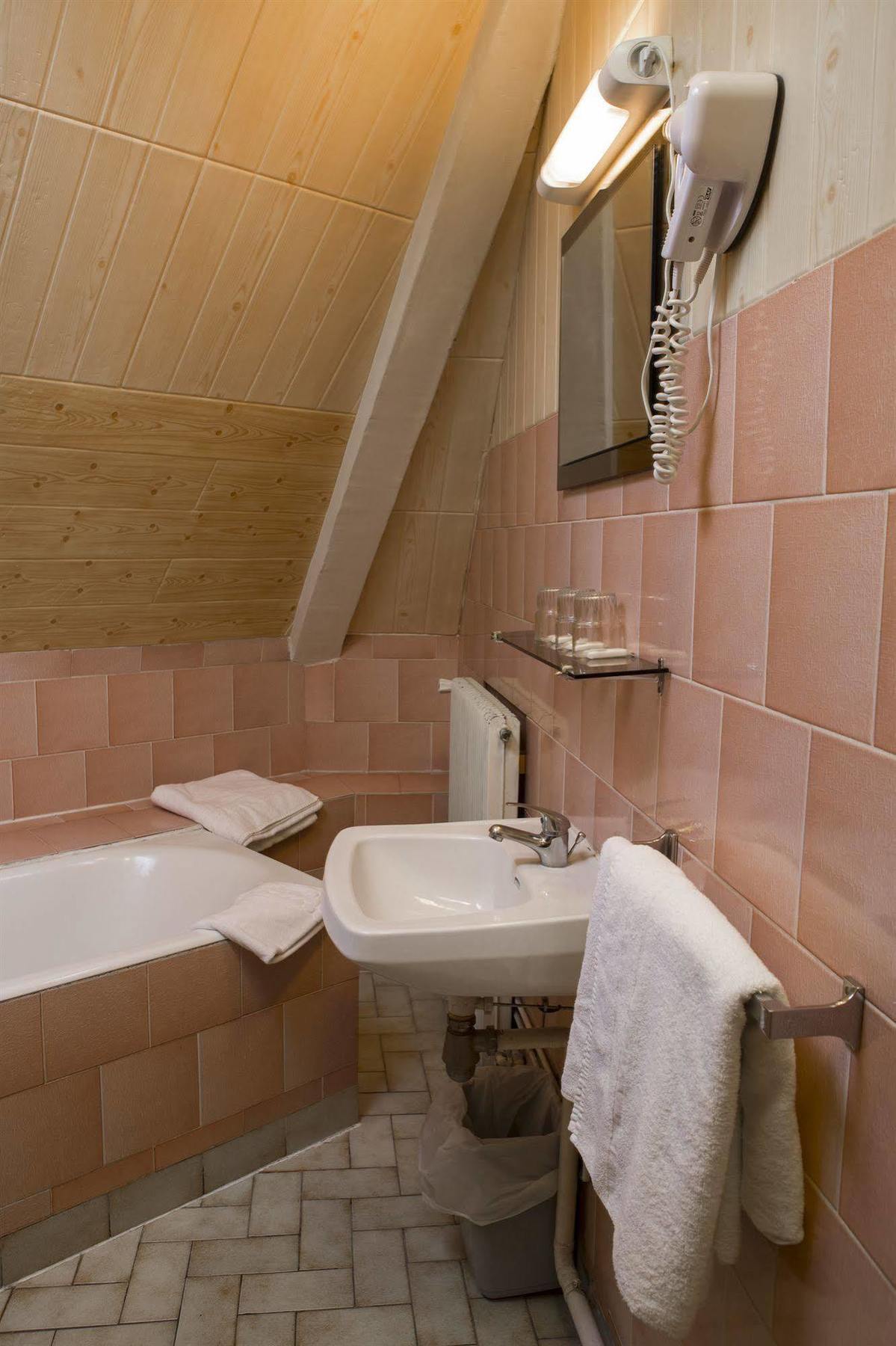 Hotel Des 3 Nations Париж Екстериор снимка