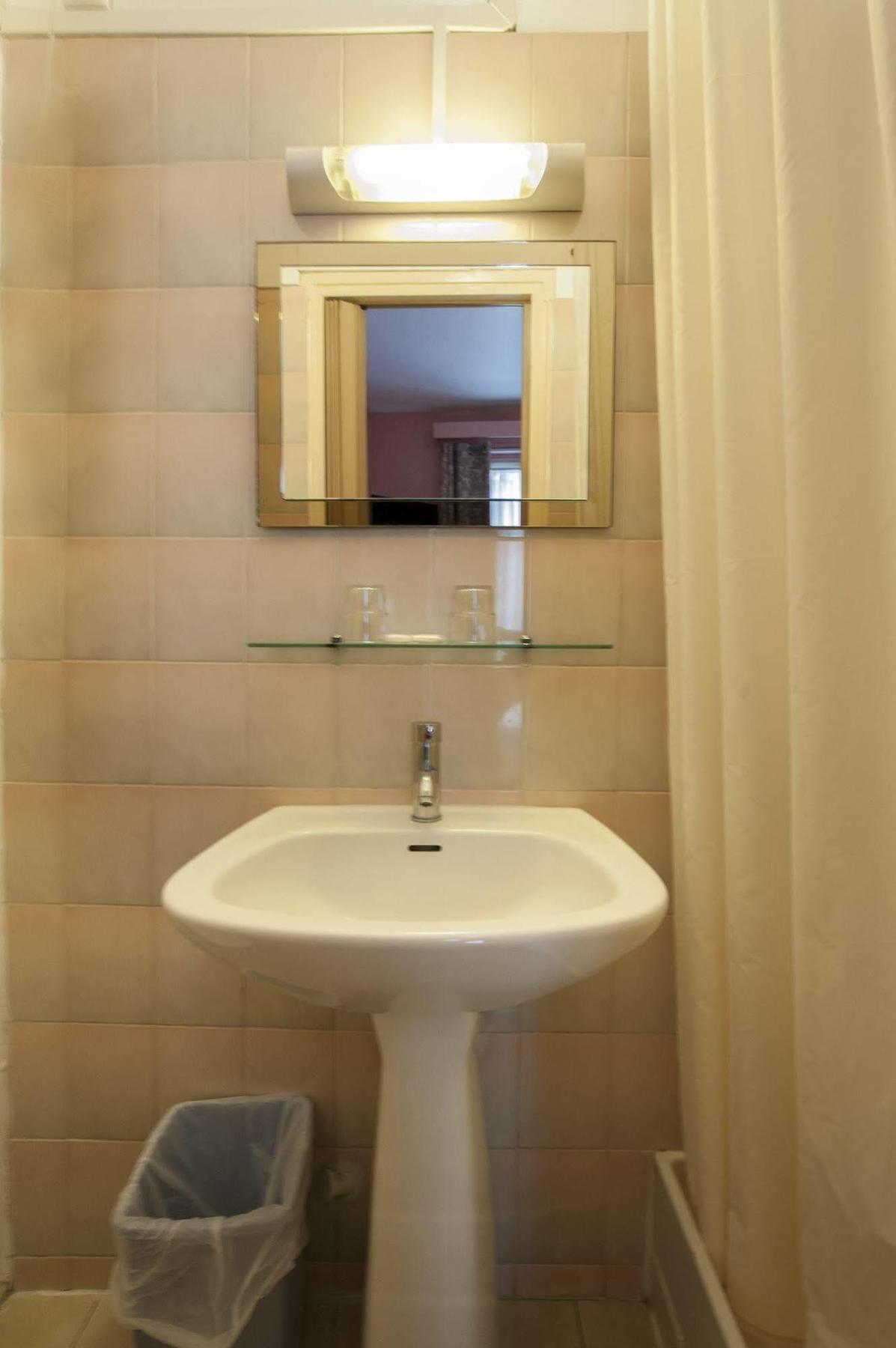 Hotel Des 3 Nations Париж Екстериор снимка