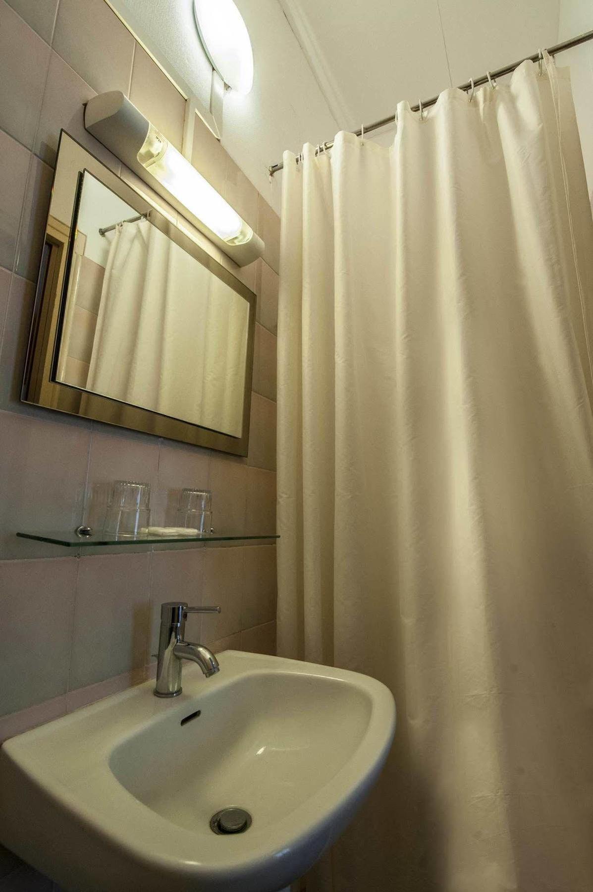 Hotel Des 3 Nations Париж Екстериор снимка