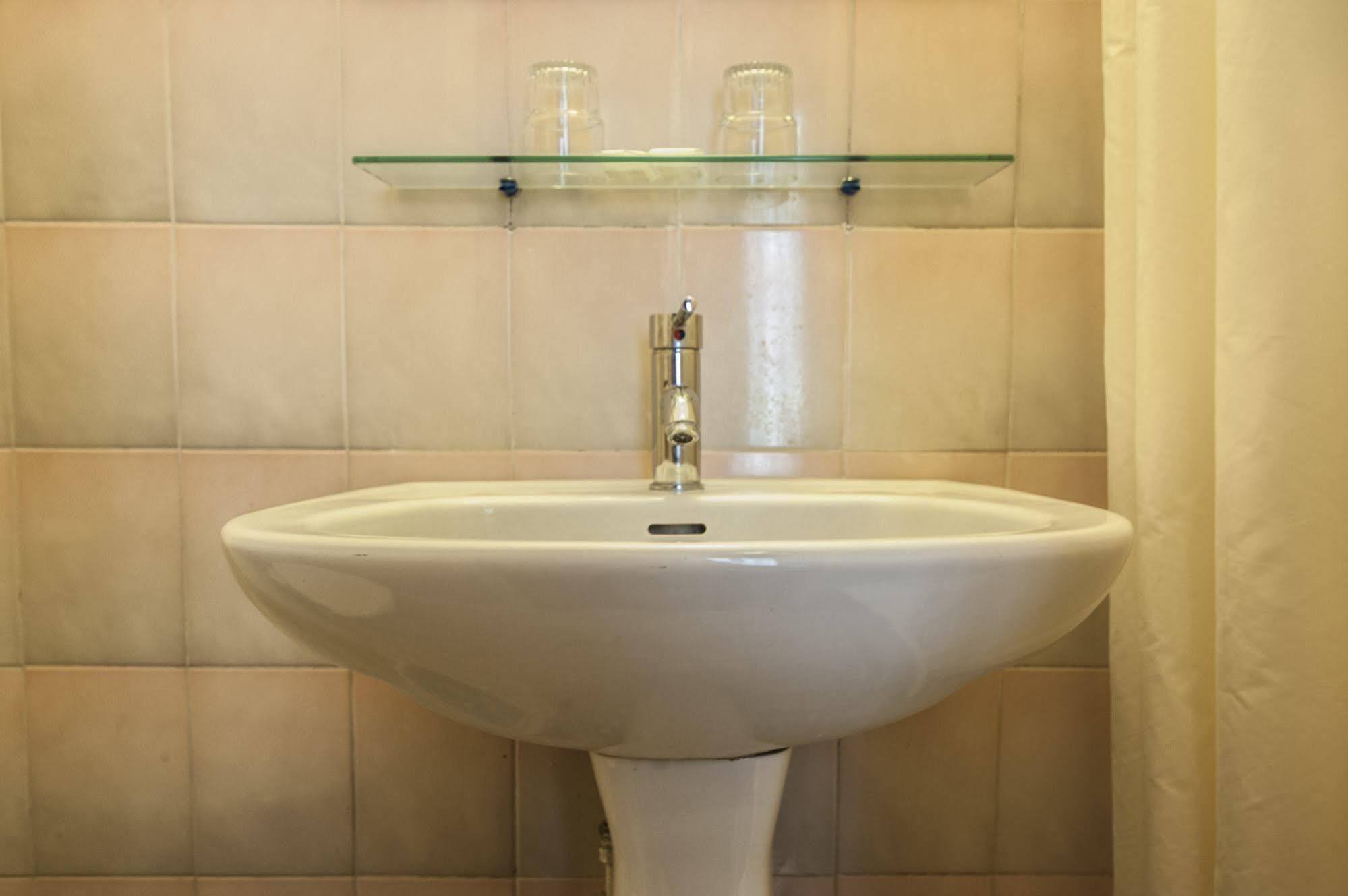 Hotel Des 3 Nations Париж Екстериор снимка