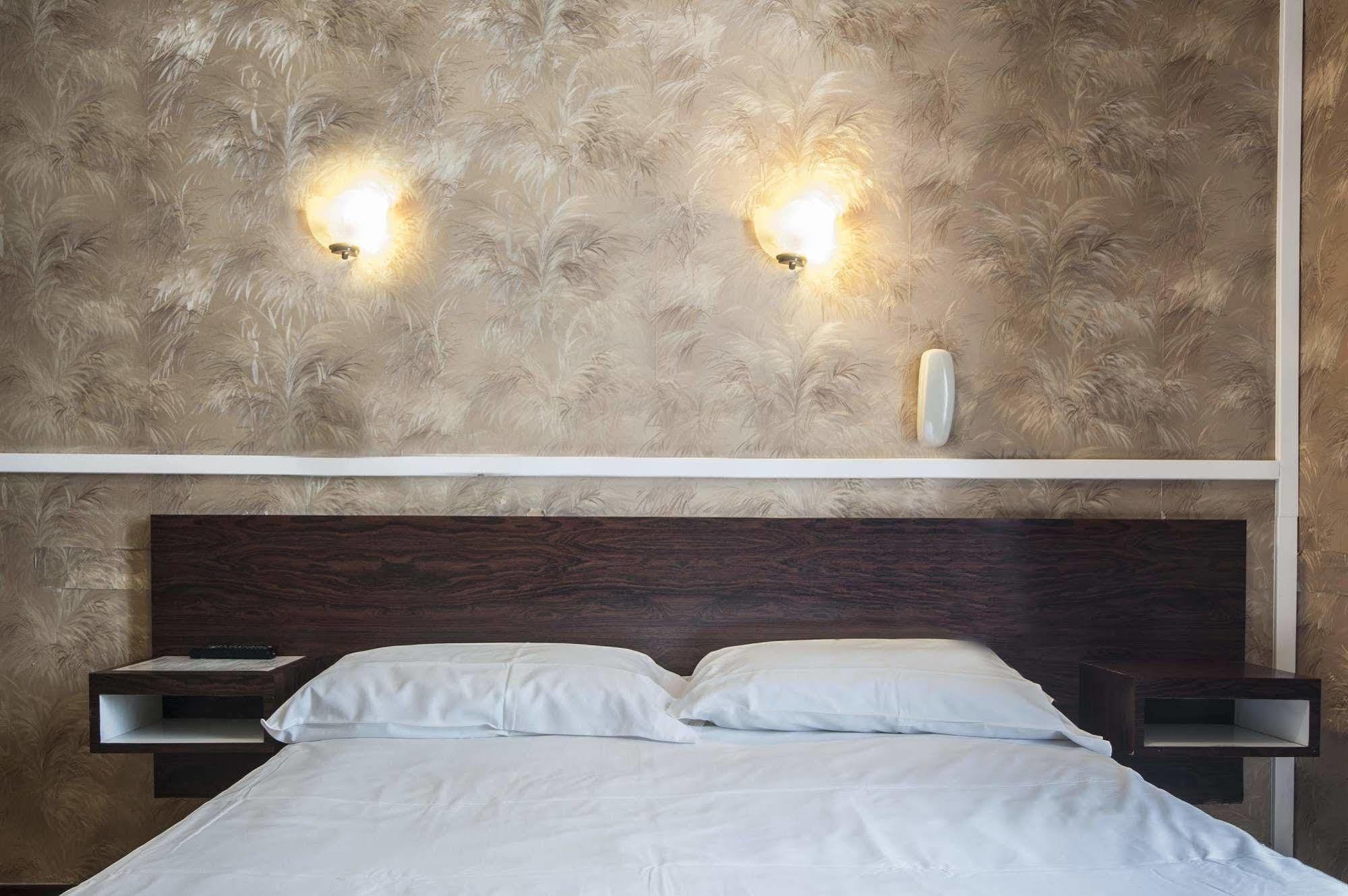 Hotel Des 3 Nations Париж Екстериор снимка