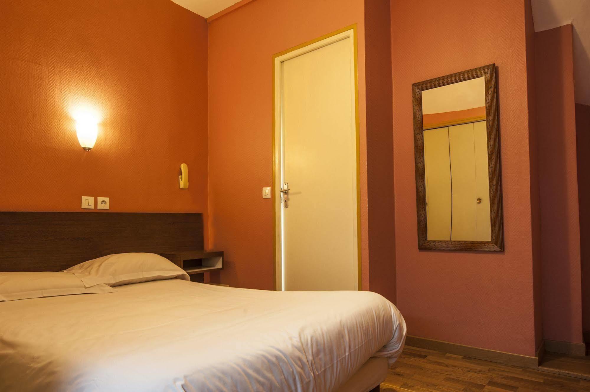 Hotel Des 3 Nations Париж Екстериор снимка