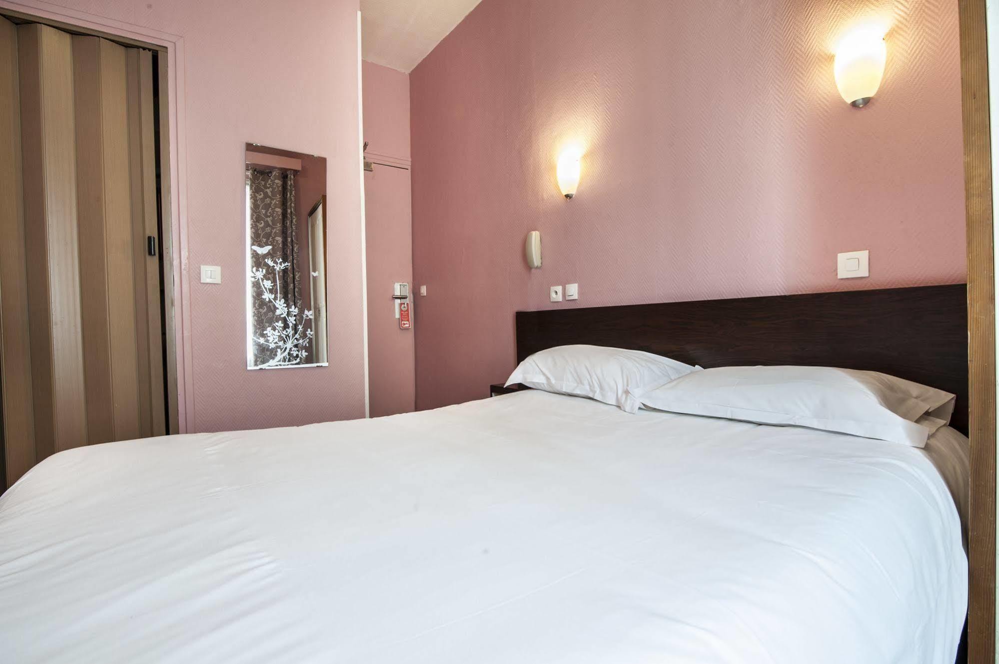 Hotel Des 3 Nations Париж Екстериор снимка